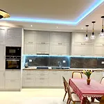 Queen Isabella Premium Avlonya