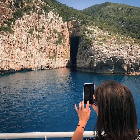 Queen Isabella Premium