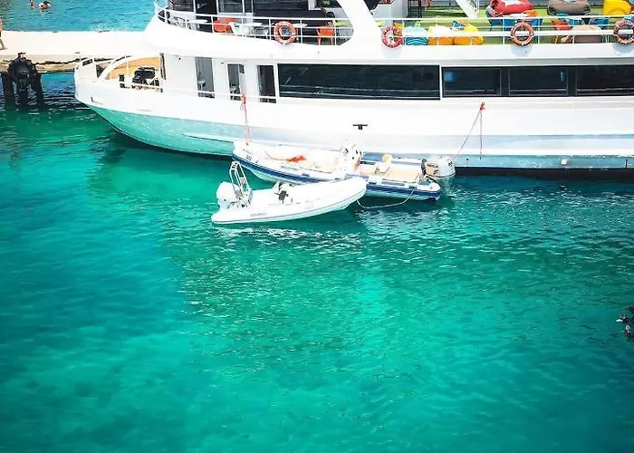 Queen Isabella Premium Hotel